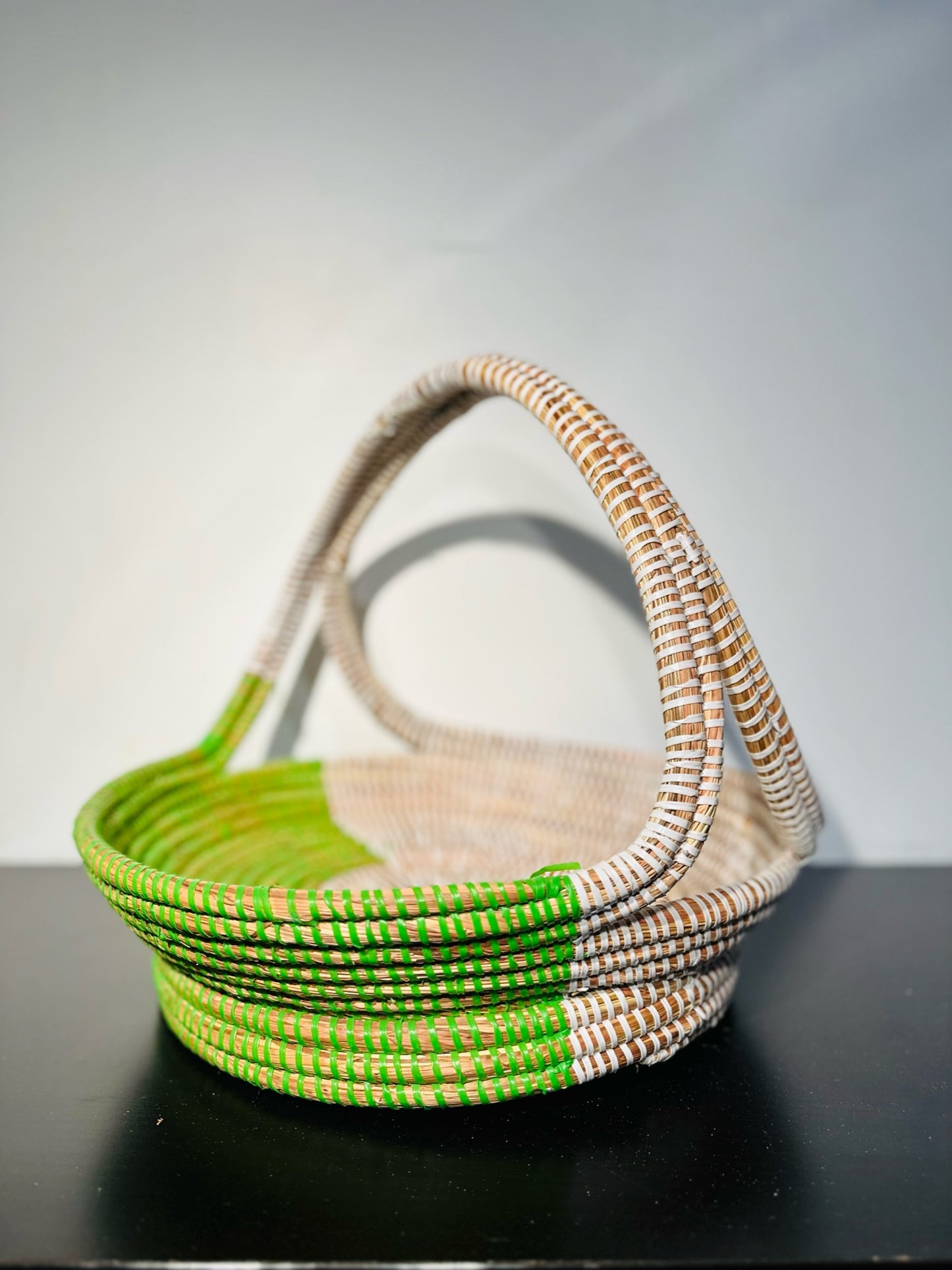 Panier à manche arrondi vannerie vert-blanc