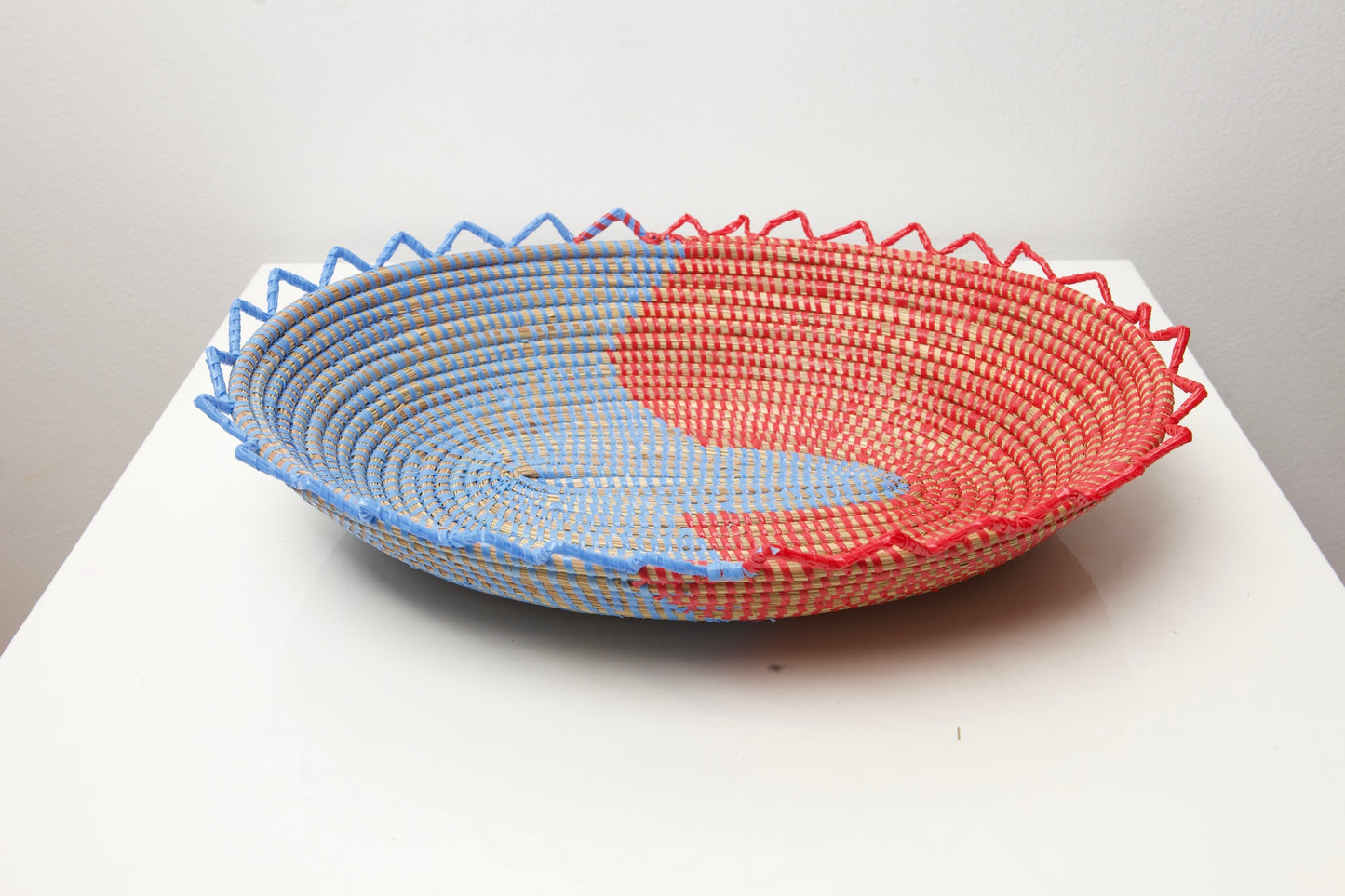 Plat vannerie XL bleu-rouge.
